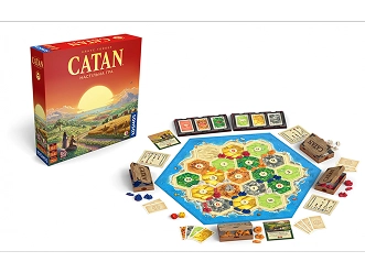Een Catan-bordspelset met zeshoekige tegels, grondstofkaarten en speelstukken, die op tafel is uitgestald en een populaire strategische bordspelervaring biedt.